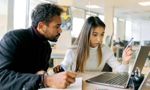 prestataire de paiement : partenaires qui discutent du choix de l'intégration d'un psp