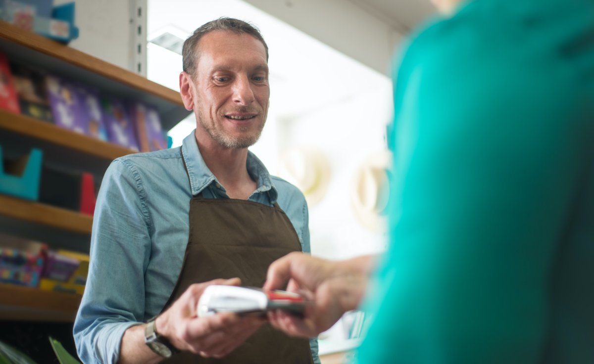 valeur prépayée : personne qui paie avec une carte cadeau prépayée dans une boutique