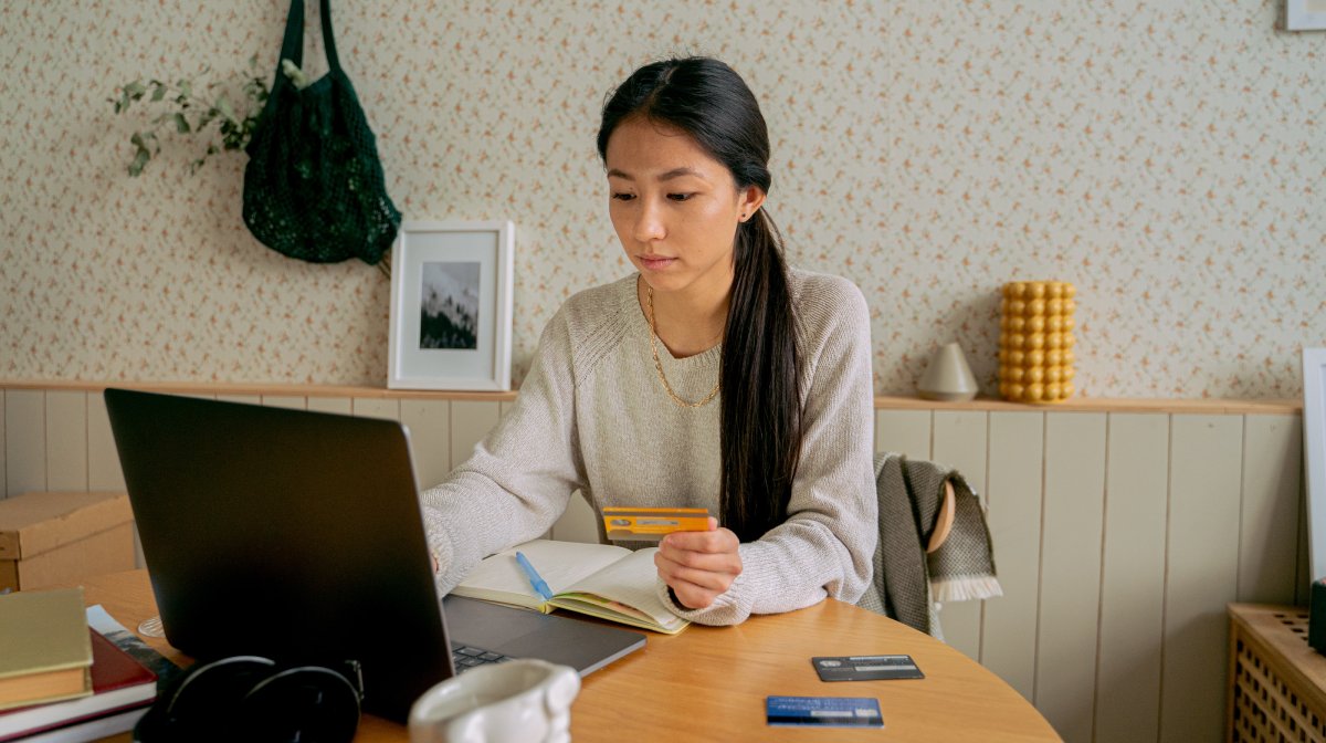 parcours de paiement : femme qui effectue un paiement en ligne par carte