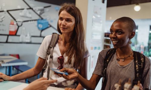 paiement digital : deux touristes qui paient la note de leur hôtel par carte bancaire