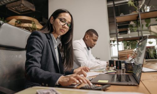 paiement de factures : service comptabilité qui reçoit et traite des paiements clients