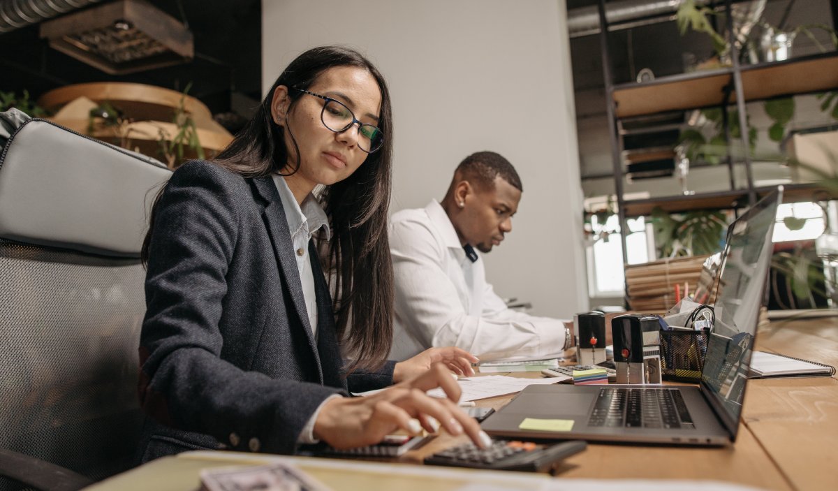 paiement de factures : service comptabilité qui reçoit et traite des paiements clients