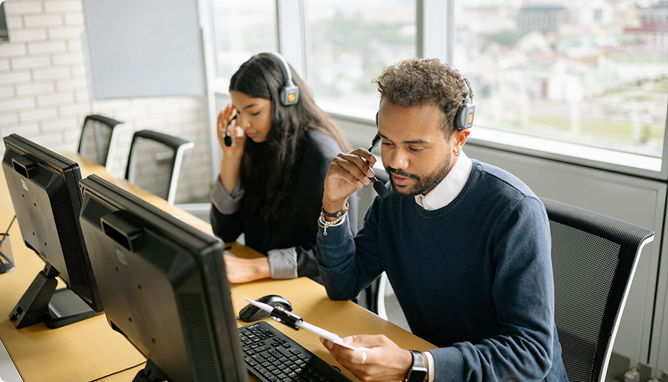 recouvrement de créances : service de comptabilité qui relance leurs clients pour impayés