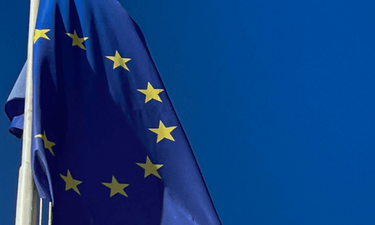 drapeau de l'Union Européenne qui va adopter la directive sur les services de paiement 3 (DSP3)