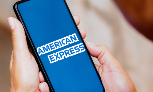 paiement american express : porteur de carte qui va payer avec sa carte amex