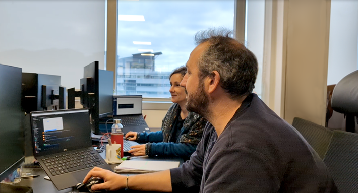 collaborateurs CentralPay qui travaillent ensemble sur un projet