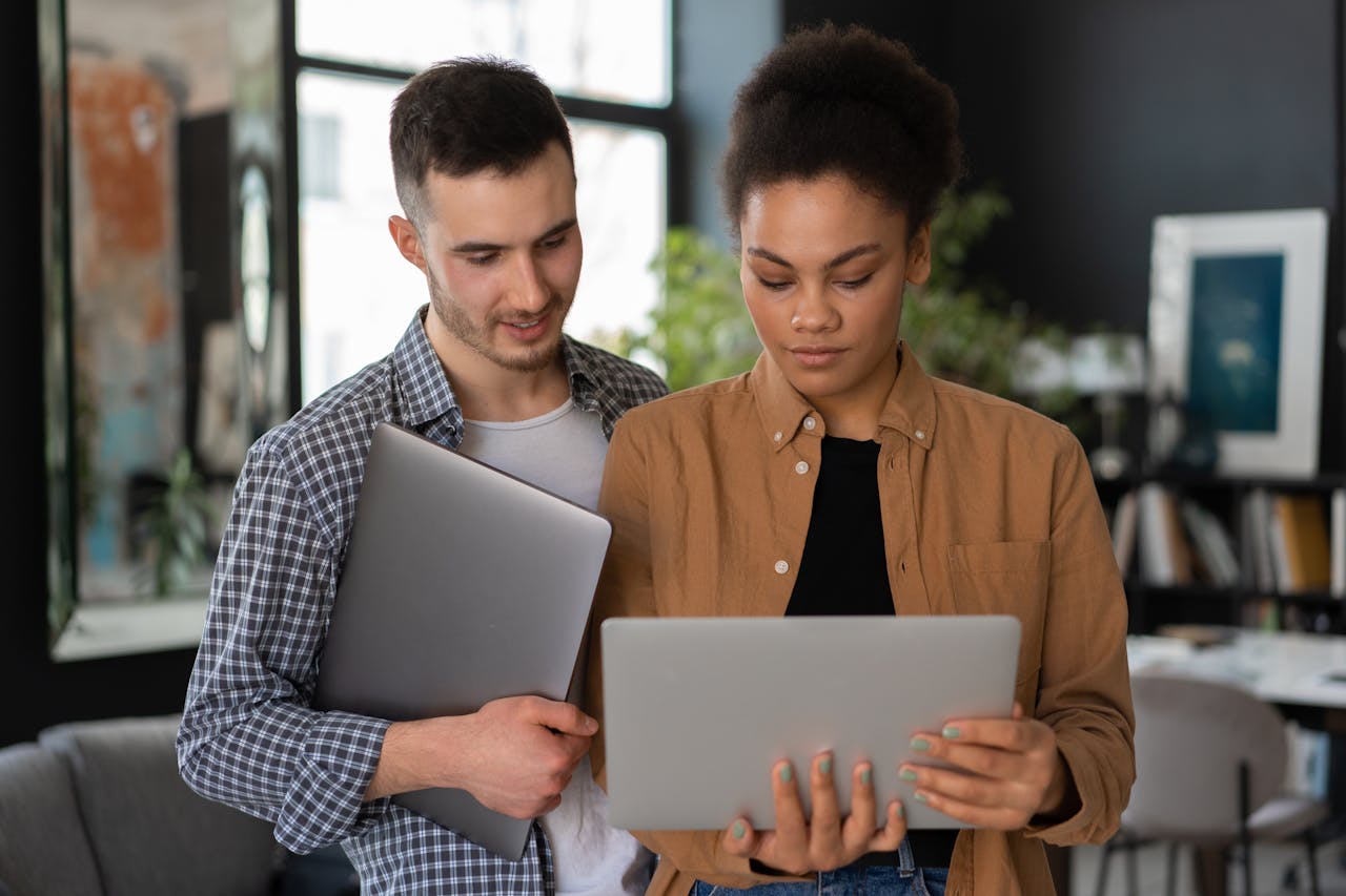 2 partenaires de paiement qui travaillent ensemble