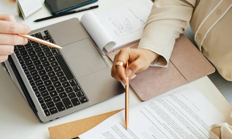 deux professionnels qui analysent la gestion des encaissements clients, dans le but de l'améliorer