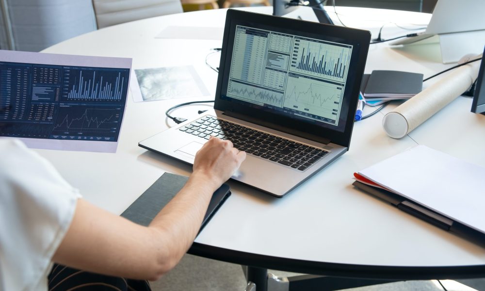 établissement de paiement : employé qui étudie des courbes sur son ordinateur