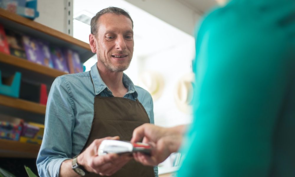 valeur prépayée : personne qui paie avec une carte cadeau prépayée dans une boutique