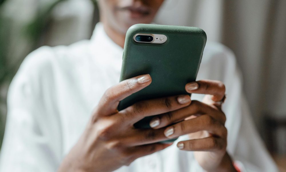 virement bancaire : femme qui fait un virement bancaire avec son téléphone