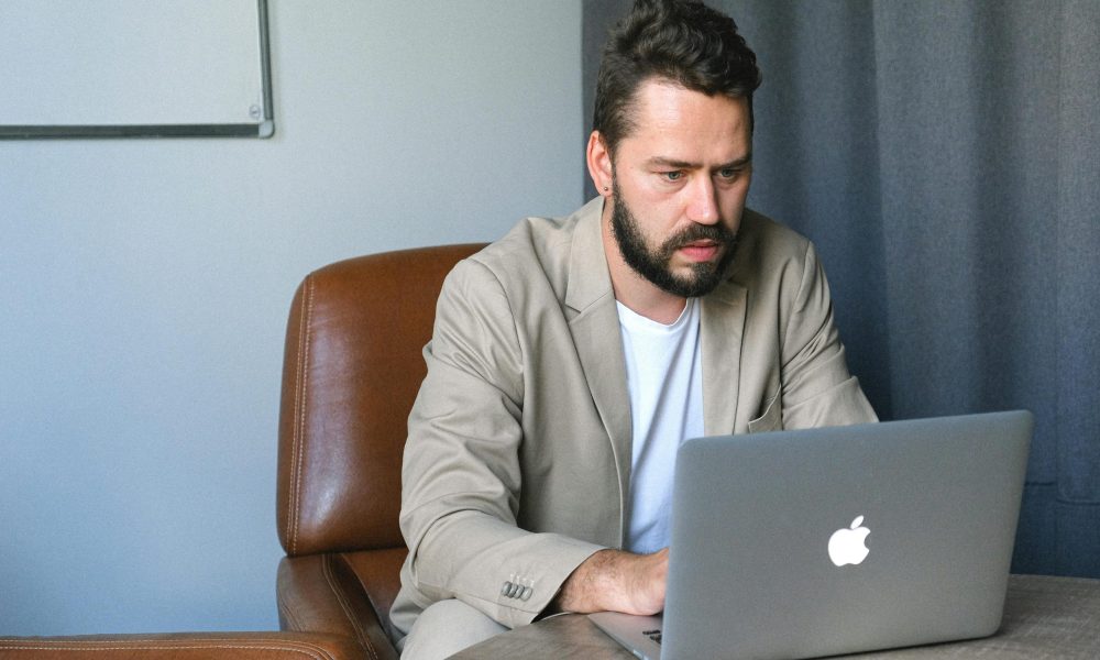 prélèvement sepa : homme qui travaille sur son ordinateur