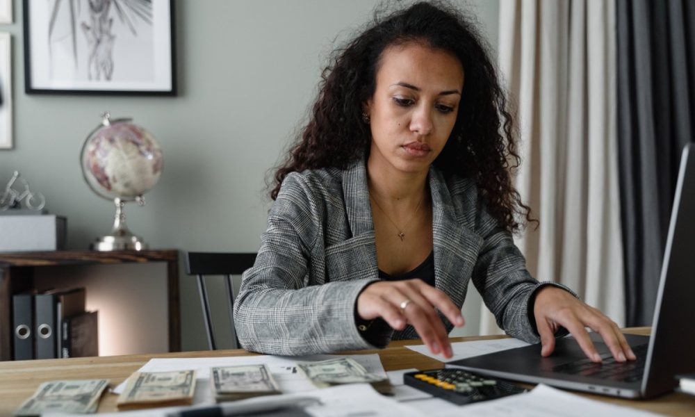 culture cash : comptable qui fait les comptes de son entreprise