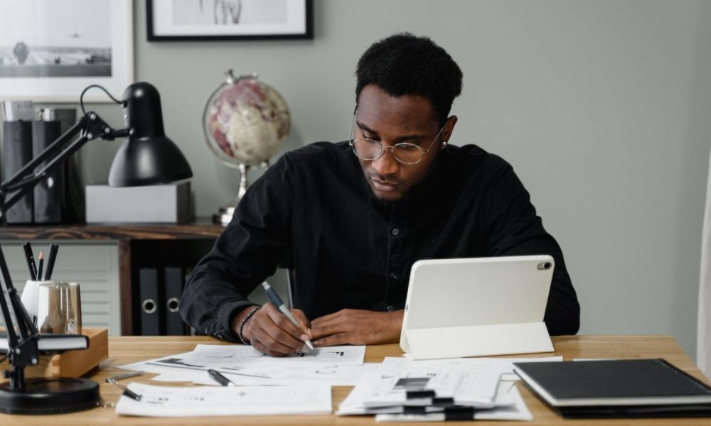 gestion du poste client : credit manager qui effectue optimise la trésorerie de l'entreprise