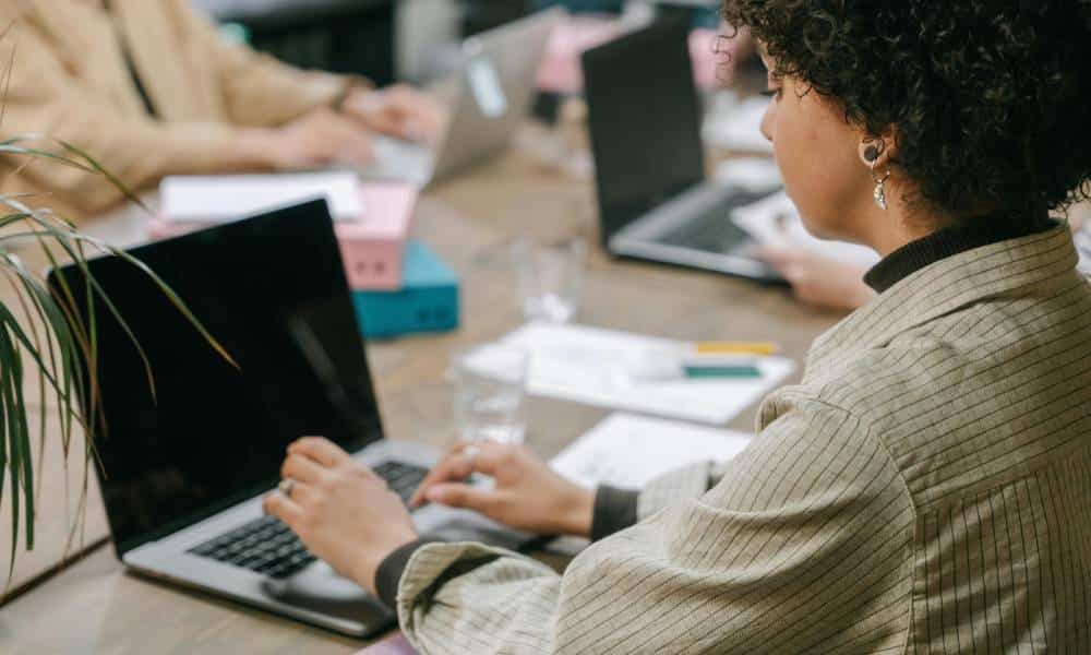 professionnels en réunion analysant une solution de paiement en ligne sur ordinateur portable