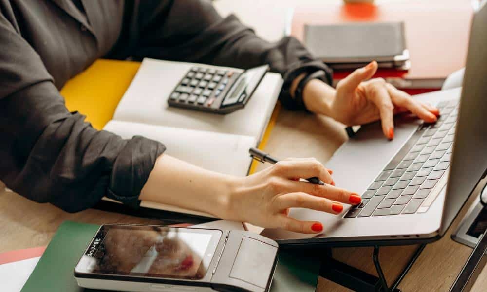 solution de paiement : femme qui travaille sur son ordinateur